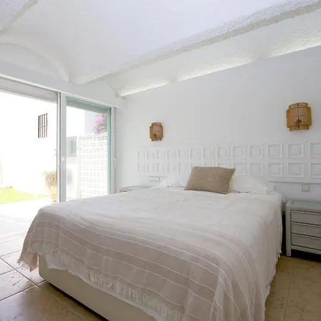 House With Direct Access And Community Pool, エステポナ
